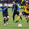 Beim Derby SG Küps/Schmölz gegen den SSV Ober-/Unterlangenstadt  Ende März 2025 hat der Oberlangenstadter Tim Gebert (schwarz) aus knapp 16 Metern eine Schusschance gegen  Thomas Schneiderwind. In der nächsten Saison wird der SSV Ober-/Unterlangen...