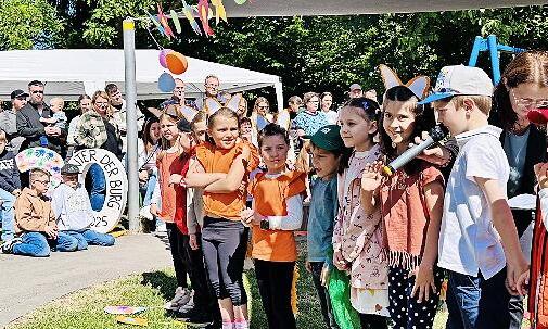 Die Kinder fieberten ihrem großen Auftritt entgegen. Mit Musik, Gesang, Tanz und Gedichten traten sie vor ihren Eltern und Zuschauern mit einer Aufführung auf.