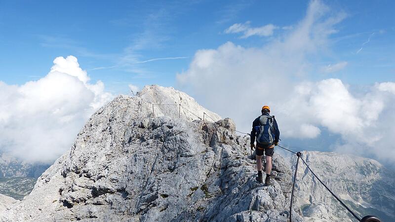Bergsteiger auf einem Klettersteig in Slowenien