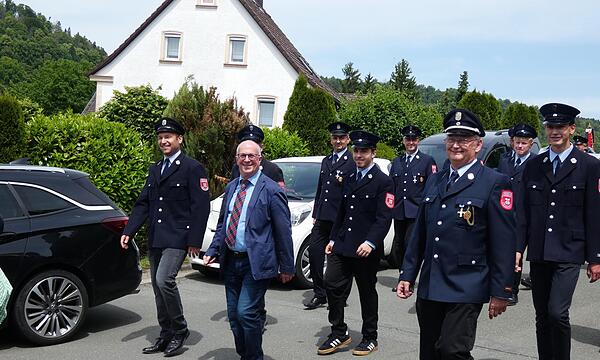 Die Feuerwehr Fölschnitz im Festzug mit Altbürgermeister Stephan Heckel-Michel.