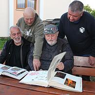 Vier Gründungsmitglieder des Seubersdorfer Scheunafestivals schwelgen in Erinnerungen (von links): Markus Köstner, Stefan Hatzold, Brandy Schäck und Uwe Weiß.