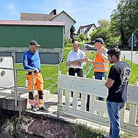 Jour fixe am Endpunkt der Stichleitung bei Reutersbrunn: (v.l.) Wassermeister der Stadt Ebern Edwin Hanke, Bauleiter Baur-Consult Markus Henneberger, Martin Lang vom  Bauamt VG Ebern und Max Postler von der Firma HTS.