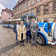 Freuen sich aufs Kurbähnle: (v. l.) Oliver Wolters (Betreiber des Kurbähnles), Anja Binder und Ralf Merkl von den Stadtwerken und Oberbürgermeister Dr. Dirk Vogel vor dem Kurbähnle.