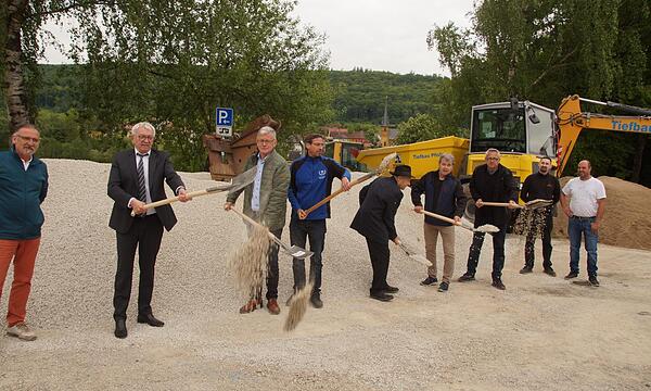 Beim Spatenstich für das neue Baugebiet: (v. l.) Heiner Hölzlein (ehemaliger Grundstücksbesitzer), Landrat Johann Kalb, Litzendorfs Bürgermeister Wolfgang Möhrlein, Bauleiter Markus Beck, Hoch- und Tiefbau Georg und Manuel Pfister, Ingenieur Hans-...