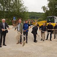 Beim Spatenstich für das neue Baugebiet: (v. l.) Heiner Hölzlein (ehemaliger Grundstücksbesitzer), Landrat Johann Kalb, Litzendorfs Bürgermeister Wolfgang Möhrlein, Bauleiter Markus Beck, Hoch- und Tiefbau Georg und Manuel Pfister, Ingenieur Hans-...