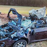 Bei dem Unfall wurde das Auto der Familie aus Etzdorf völlig zerstört.