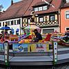 Im Kinderkarussell müssen manchmal auch Mamas und Papas mit in den Hubschrauber oder auf den Elefanten. Im Kinderkarussell müssen manchmal auch Mamas und Papas mit in den Hubschrauber oder auf den Elefanten.