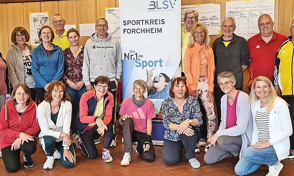 Die Teilnehmer mit Lachtrainerin Cornelia Leisch, Stellvertretender Kreisvorsitzender Forchheim Sandra Richter-Nicolosi, Stellvertretendem Aufsichtsratsvorsitzenden Heinz Richter und Lehrgangsleiterin Silvia Richter.