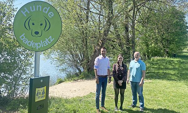Bürgermeister Andreas Hügerich, Luisa Helm und Stefan Renner (v.l.) bei der neuen Hundebadestelle.