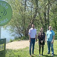 Bürgermeister Andreas Hügerich, Luisa Helm und Stefan Renner (v.l.) bei der neuen Hundebadestelle.