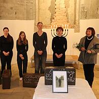 Eindrucksvoll erinnerten die Schülerinnen der Siegmund-Loewe-Realschule Enni Huth, Cheyenne Burger, Lova-Marie Melinat und Leonie Löffler mit ihrem Lehrer Thomas Hauptmann an das Schicksal von Ernst Loewy, das mit 15 Jahren jüngste Opfer aus Krona...