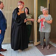 Pfarrerin Raphaela Holzinger übergibt den Schlüssel an die Kita-Leiterin Beate Wagner.