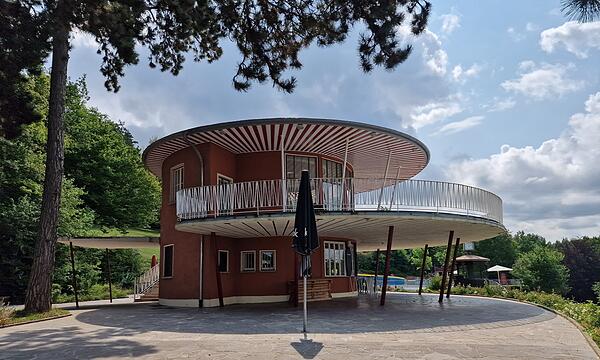 Der Rundbau im Charme der 50er Jahre steht, wie das gesamte Terrassenschwimmbad, unter Denkmalschutz.