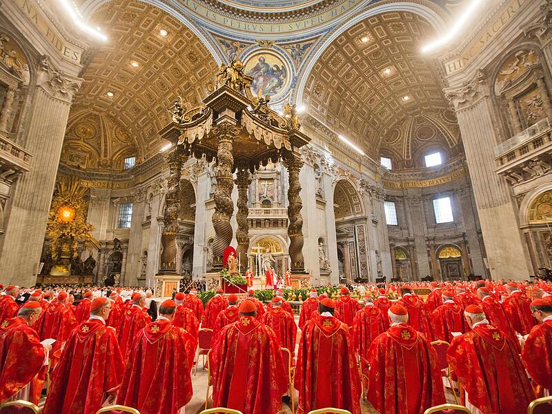 Kardinäle verfolgen im  März2013 im Petersdom im Vatikan die Wahl-Messe „Pro Eligendo Romano Pontifice“. Bald treten die Kardinäle wieder zusammen, um einen neuen Papst zu wählen.