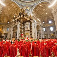 Kardinäle verfolgen im  März2013 im Petersdom im Vatikan die Wahl-Messe „Pro Eligendo Romano Pontifice“. Bald treten die Kardinäle wieder zusammen, um einen neuen Papst zu wählen.
