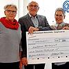 Die Lülsfelder Theatergruppe spendet: (v.l.) Gabi Anger (Kassiererin), Wolfgang Anger (Vorsitzender) mit Inge Jakob vom Hospizverein freuen sich.
