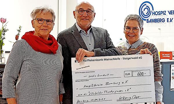 Die Lülsfelder Theatergruppe spendet: (v.l.) Gabi Anger (Kassiererin), Wolfgang Anger (Vorsitzender) mit Inge Jakob vom Hospizverein freuen sich.