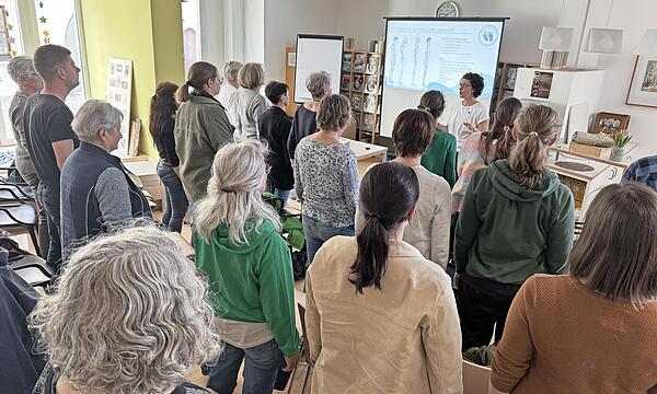 Gespannt folgten die Zuhörer den Ausführungen der Fitnesstrainerin Melanie Ditterich im Biz über die Fußgesundheit.
