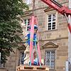 Die restaurierte Figur des Erzengels wird wieder auf den Giebel des Kirchendachs gehievt.