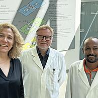 Ein Teil des Teams der VOC-Advanced Breath Diagnostics GmbH: (v. l.): Franka Struve-Waasner, Professor Wieland Voigt und Laborleiter Tessema Mekonnen.