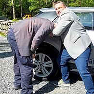 Stefan Schleicher (rechts) erklärt, wie er sein Schutzperson in den Wagen "verfrachtet"