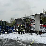 Zwischen den Anschlussstellen Erlangen-Nord und Erlangen-Zentrum ist der Auflieger eines mit Motoröl beladenen Lastwagens am Donnerstagvormittag in Vollbrand geraten.