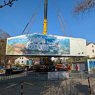 Mobiler Schwimmcontainer schwebt über Kasendorfer Schulhof