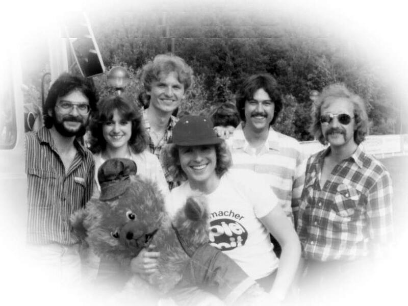 Der DJ und die Band: Das Bild aus den Achtzigerjahren zeigt Thomas Gottschalk mit der Band "Heaven". In der ehemaligen Kultkneipe "Old Castle" legte er Platten in Kulmbach auf.