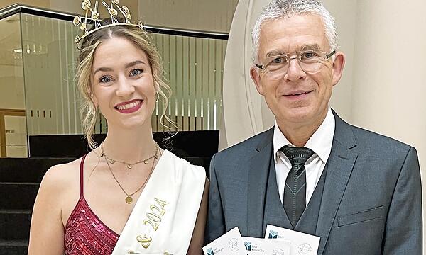 Rosenkönigin Dana Rüttger bedankt sich beim Vorstandsvorsitzenden Roland Friedrich für die Spende. Rosenkönigin Dana Rüttger bedankt sich beim Vorstandsvorsitzenden Roland Friedrich für die Spende.