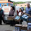 Zwei Palletten Brauchbares für Heim und Küche spendete die Dittmann GmbH aus Fuchsstadt für die Tafel Hammelburg: (von links) Tafel-Vize-Vorsitzender Werner Bergmann und Fahrer Winfried Schäfer nahmen die Spende dankend entgegen, die Geschäftsleit...