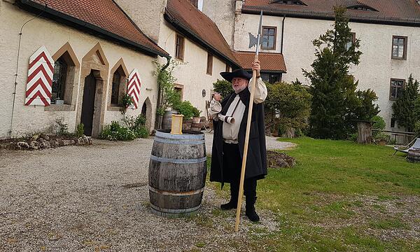 Am Samstag hatte Nachtwächter Bauernschmitt seine ersten Führungen. Es ging dabei auch zur Burg.