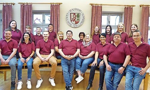 Die Erwachsenen-Theatergruppe und die Jugendgruppe vor Probenbeginn im Rathaus.