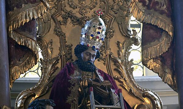 Petrus in Münchner Kirche bekommt Tiara zurück