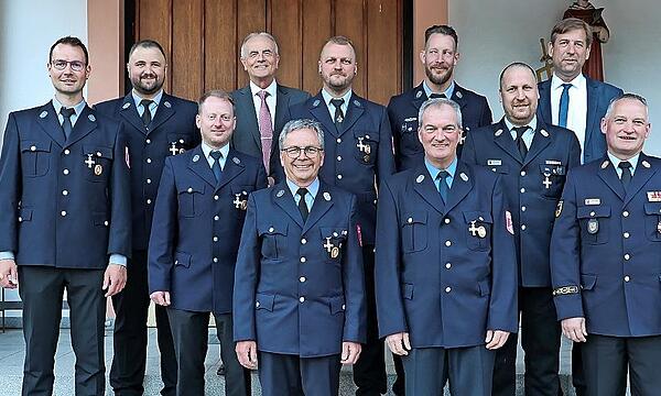 Beim Florianstag in der Gemeinde Obertrubach (v. l.): Christian Meister, Martin Reichel, Andreas Kirsch, Bürgermeister Markus Grüner, Markus Habermann, Alexander Schaffer, Stefan Lang, Patrik Distler, KBM Marc Maier, Landrat Hermann Ulm und KBR Ol...