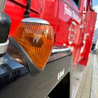 Die alte "Fanny" der Forchheimer Feuerwehr hat schon eine lange Wegstrecke hinter sich. Und sie überzeugt bis heute mit reizvollen Details wie etwa den auf den Kotflügeln aufgesetzten Blinkern.