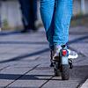 Ein Mann auf einem E-Scooter (Symbolbild)