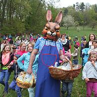 Wenn die Osterhasen die Hahnsreuth hinunterkommen, sind sie sofort von Kindern umlagert.