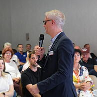 Uwe Kirschstein (SPD), Oberbürgermeister Forchheims, stellte während der Bürgerversammlung im Stadtteil Burk den Fortschritt verschiedener Baupläne vor.