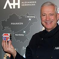 Der Frankenwürfel steht nun bei Alexander Herrmann im Regal mit den Auszeichnungen im Wirsberger Restaurant.