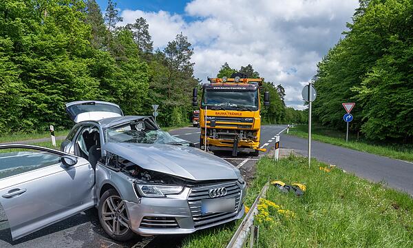 Tödlicher Unfall bei Bad Kissingen / Albertshausen: Lkw kracht seitlich in Audi
