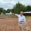 Graf von Bentzel zeigt auf künftigen Standort der Rezeption seines Campingplatzes Graf von Bentzel zeigt auf künftigen Standort der Rezeption seines Campingplatzes
