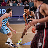 Ronaldo Segu (mit Ball) im Duell mit Brae Ivey.  Der Bamberger Aufbauspieler markierte 23 Punkte.