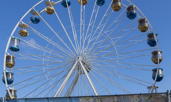 Vor dem Würzburger Frühjahrsvolksfest