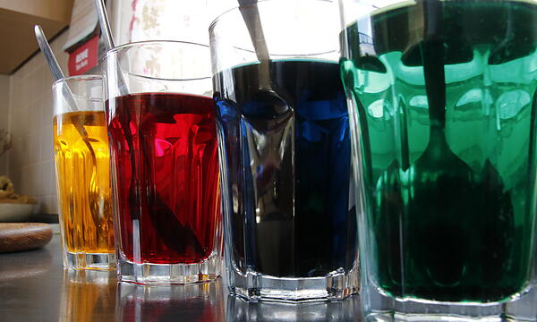 Nun wird gut durch gerührt, damit sich die Farbe verteilen kann