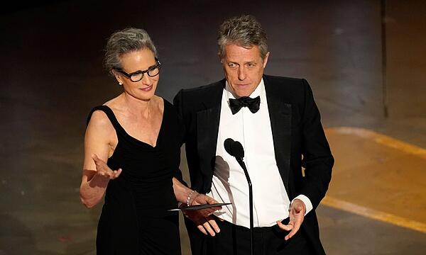 Andie MacDowell und Hugh Grant 2023