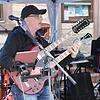 Einer, der es auch mit der „Double-neck-guitar“ kann, ist Jürgen Peks. Seine Gitarrenläufe sind brillant.