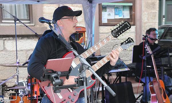 Einer, der es auch mit der „Double-neck-guitar“ kann, ist Jürgen Peks. Seine Gitarrenläufe sind brillant.