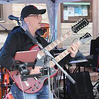 Einer, der es auch mit der „Double-neck-guitar“ kann, ist Jürgen Peks. Seine Gitarrenläufe sind brillant.