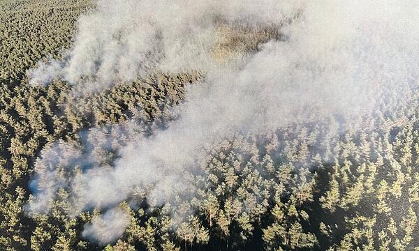Ein Drohnenfoto der Feuerwehr zeigt den Waldbrand im Tennenloher Forst am Mittwoch, 30. April.