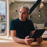 Ein Mann mit Tablet
